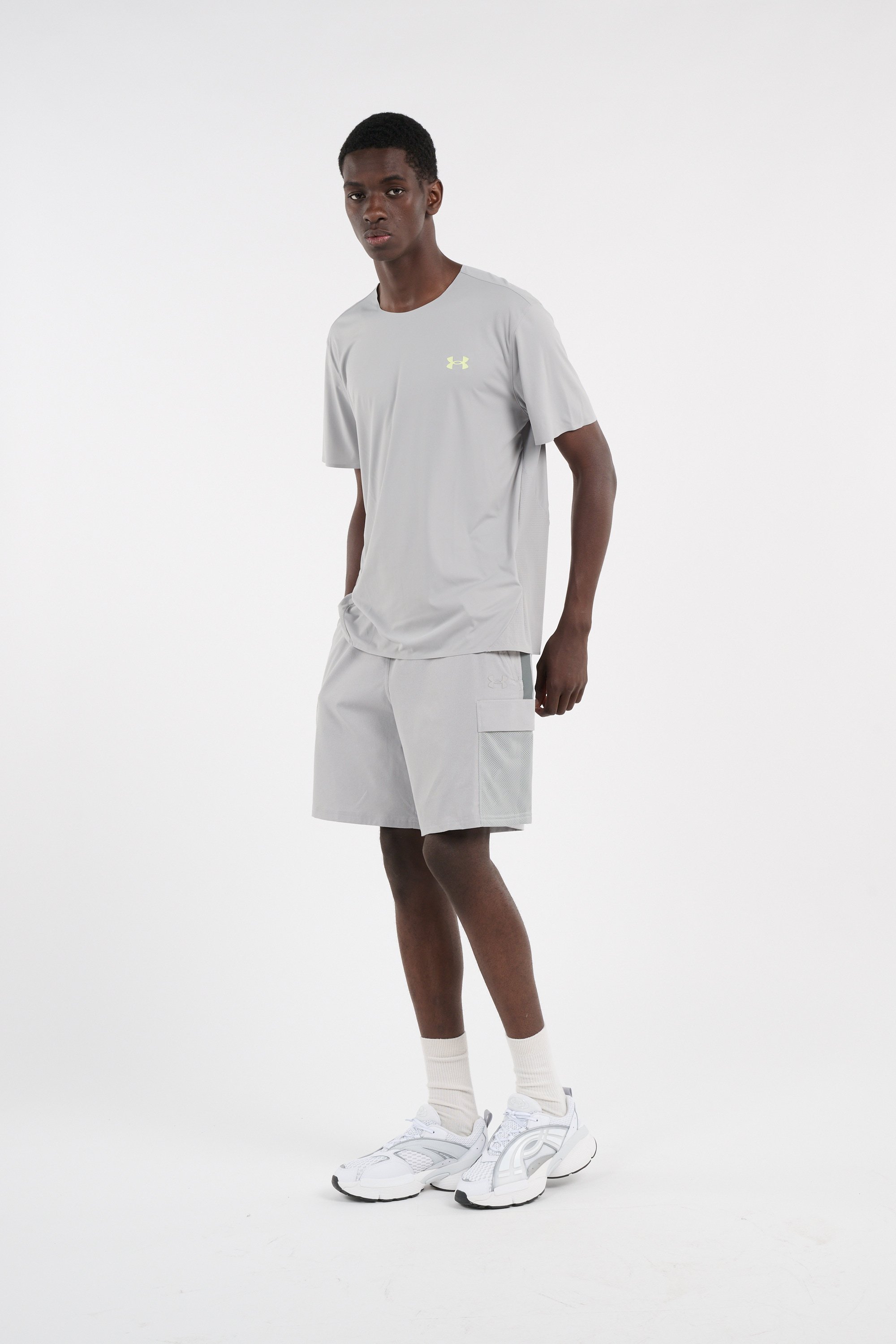 Short UNDER ARMOUR Gris