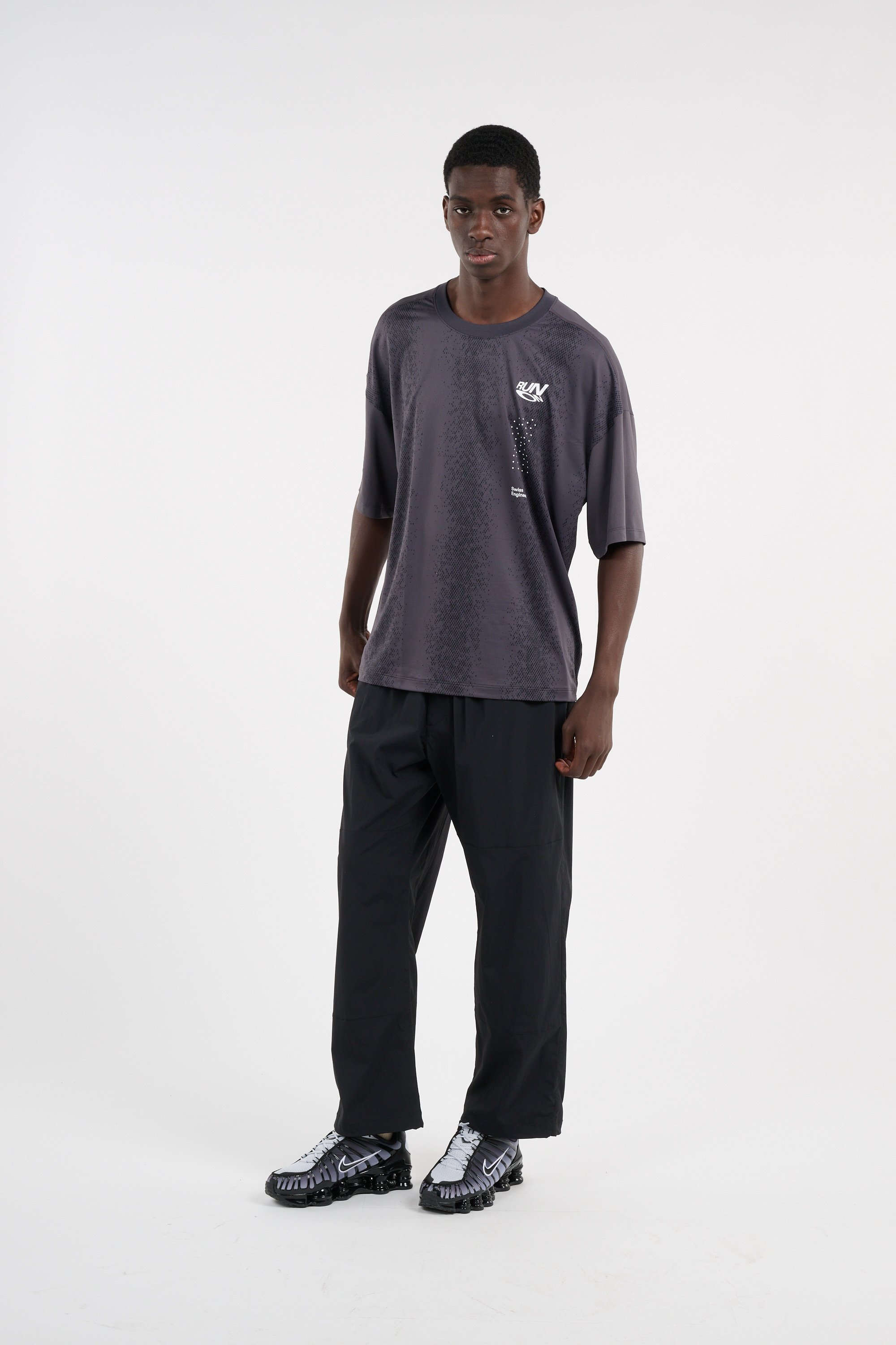 T-shirt ON grey