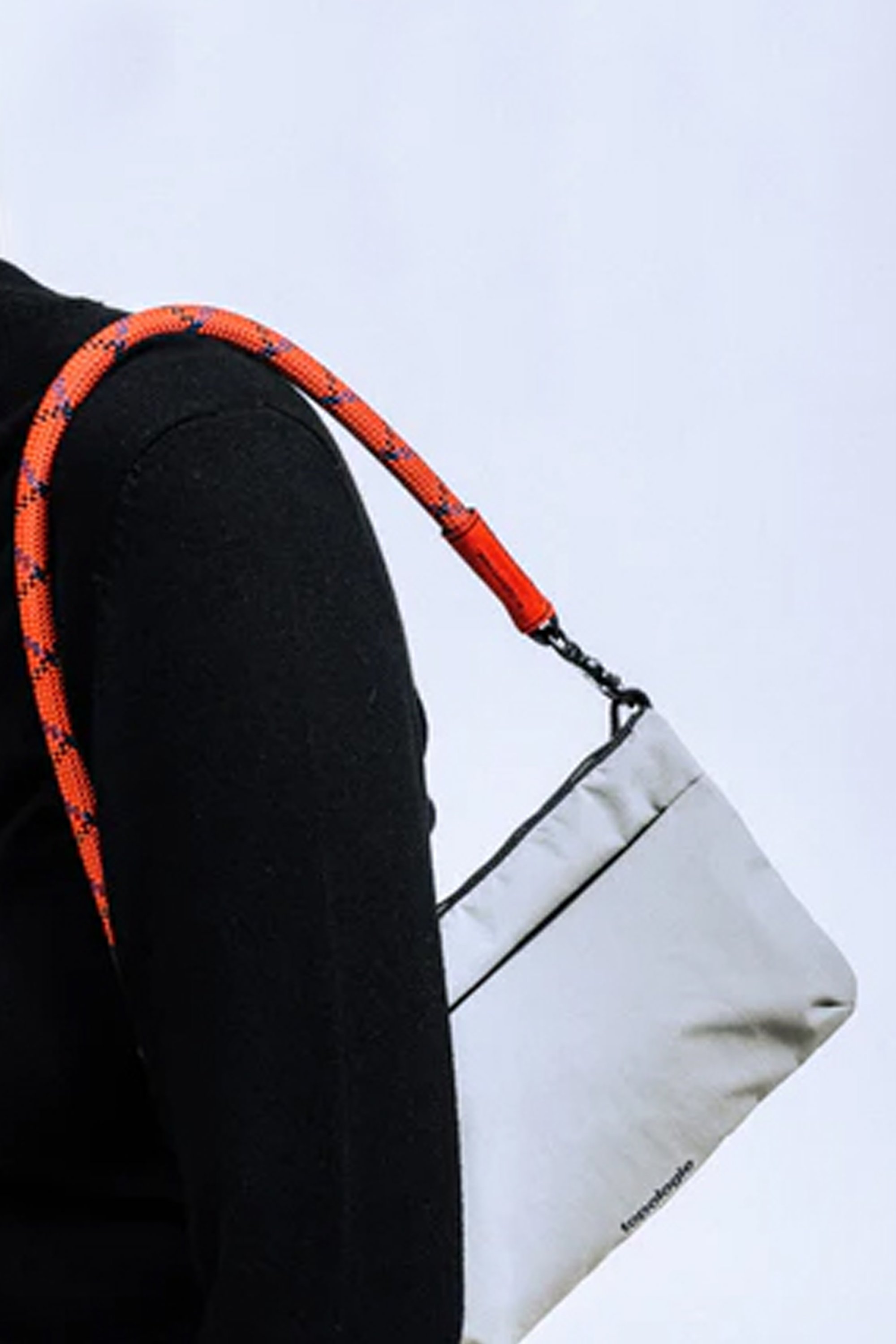 Cordon de téléphone | Noir by TOPOLOGIE Cordon de téléphone Noir