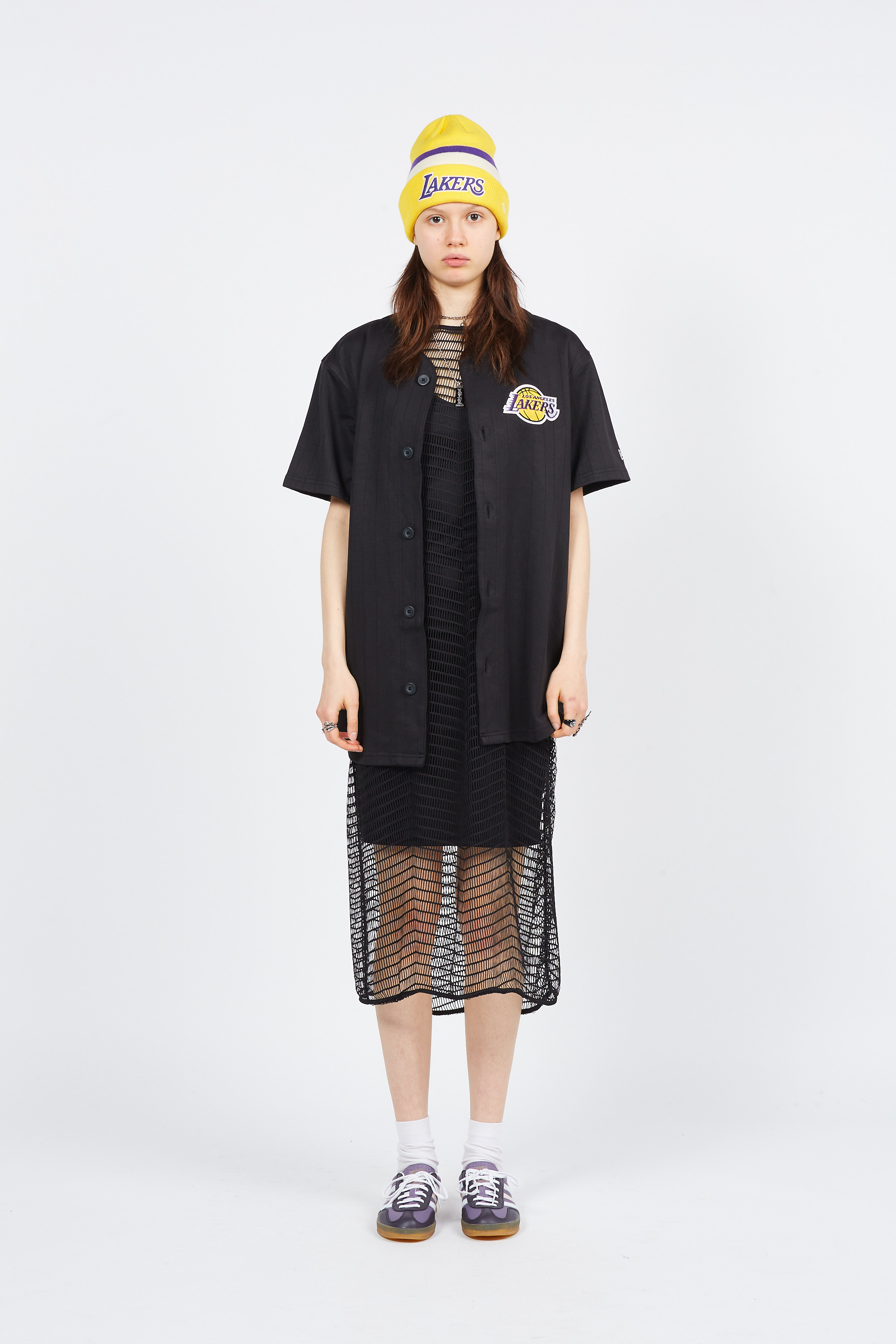 - Bonnet à revers classique - En matière côtelée - Surpiqures sur le haut - Logo brodé cousu à l'avant  Jaune