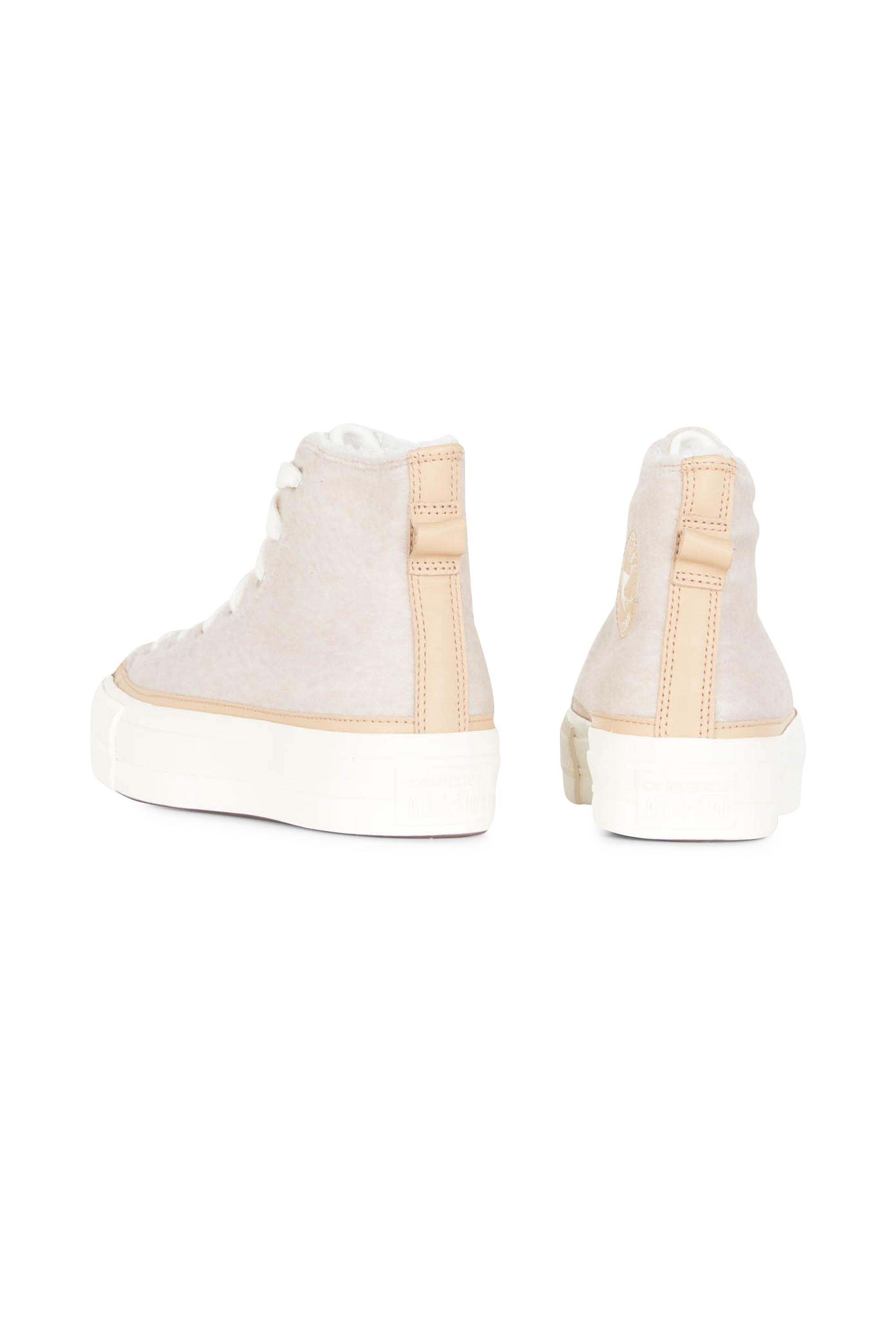 - Aspect duveteux- Baskets montantes- Bout rond- Fermeture à lacets- Tige en faux mohair brossé- Patch logo - Semelle plate Beige