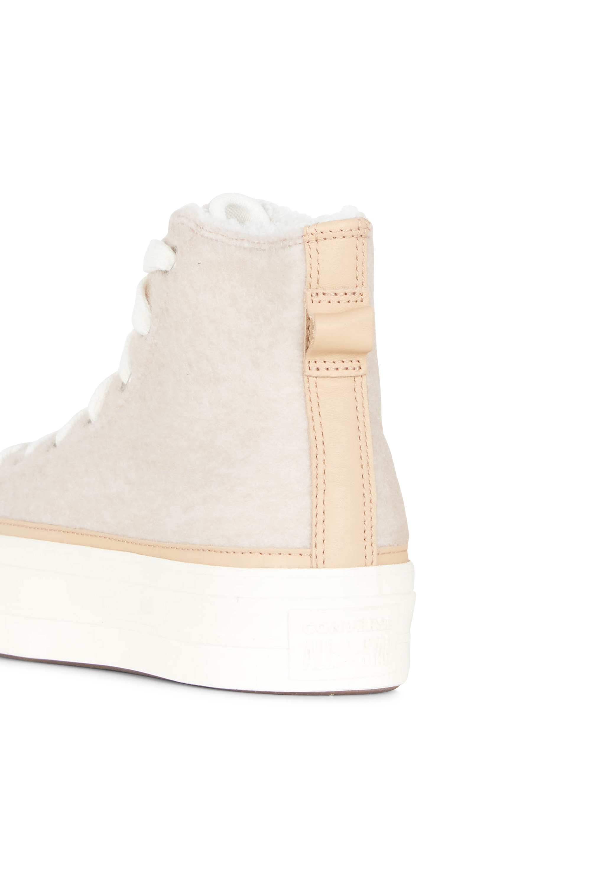 - Aspect duveteux- Baskets montantes- Bout rond- Fermeture à lacets- Tige en faux mohair brossé- Patch logo - Semelle plate Beige