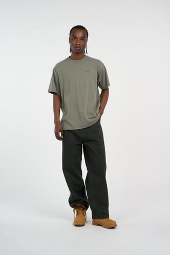 T-shirt vert pour hommes dans différentes vues avec un style réaliste T-shirt vert pour hommes dans différentes vues avec un style réaliste
