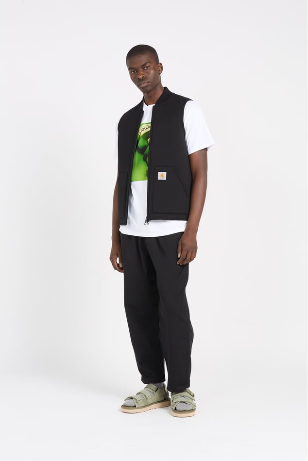 Tenue: Débardeur blanc, Jean skinny gris, Sac fourre-tout en cuir rose Tenue: Débardeur blanc, Jean skinny gris, Sac fourre-tout en cuir rose